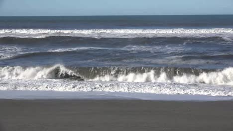 California-Waves-On-Beach-In-Sunshine-Sound